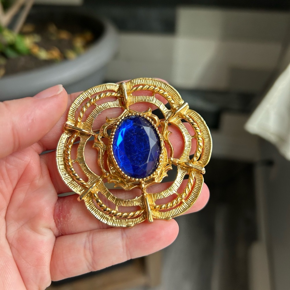 4/$100 EDWARDIAN big filigree Elegant Gold and Blue Brooch 💙